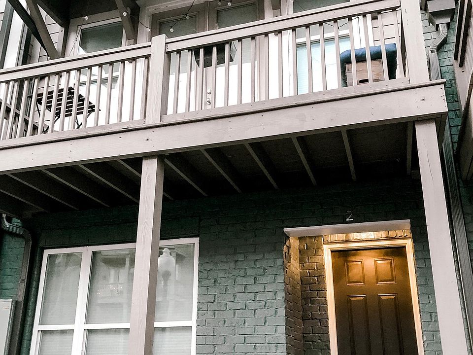 Front of home showing 2nd floor balcony.