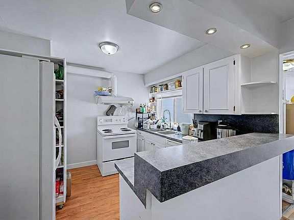 4th image of 904 S 38th St SW