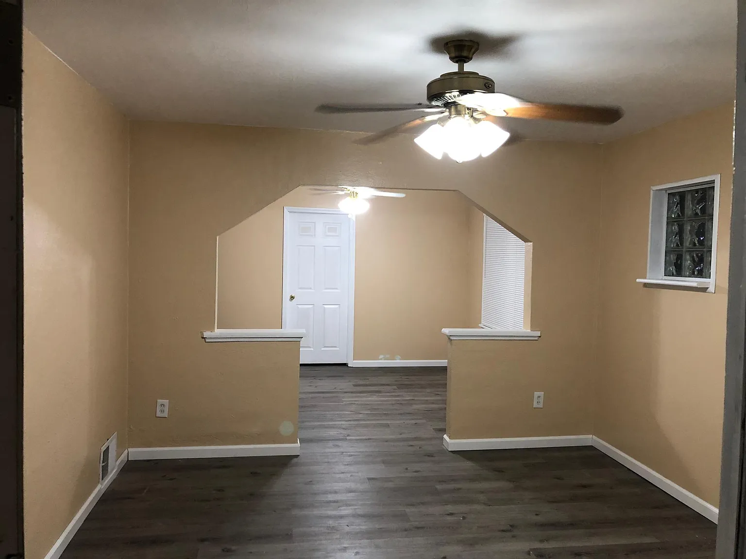 2 bed, 900 sqft, $1,100 — Photo 2