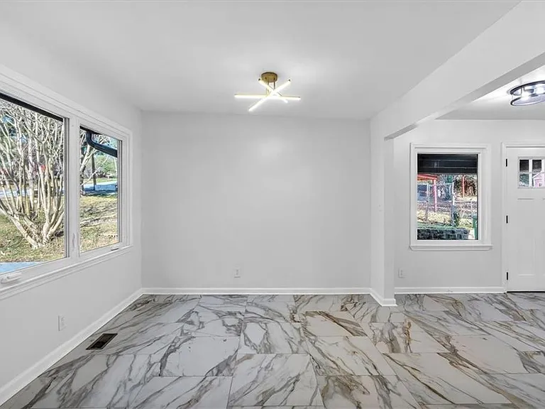 2142 Cloverdale Dr SE — Photo 4