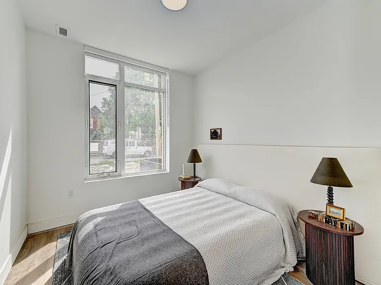 415 Duke St W — Photo 47