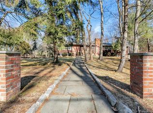 40 Roosevelt Forest Dr, Stratford, CT 06614