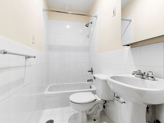 4th image of 325 W 30th St APT B2