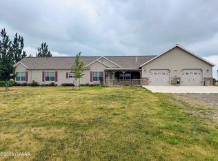 516 Sunset Dr, Devils Lake, ND 58301