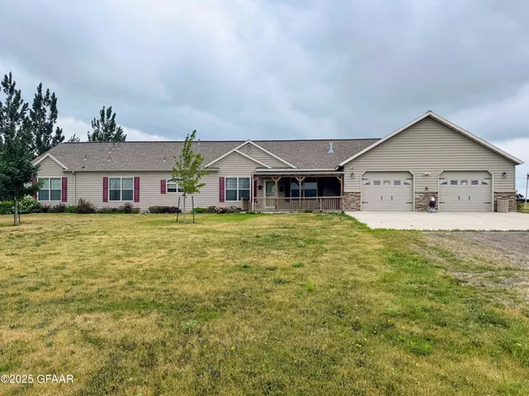 516 Sunset Dr, Devils Lake, ND 58301