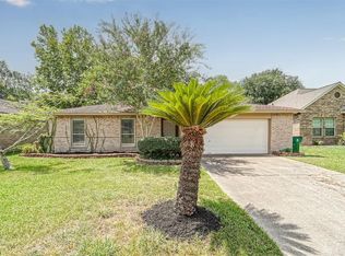 5 Lobo Ct, Angleton, TX 77515