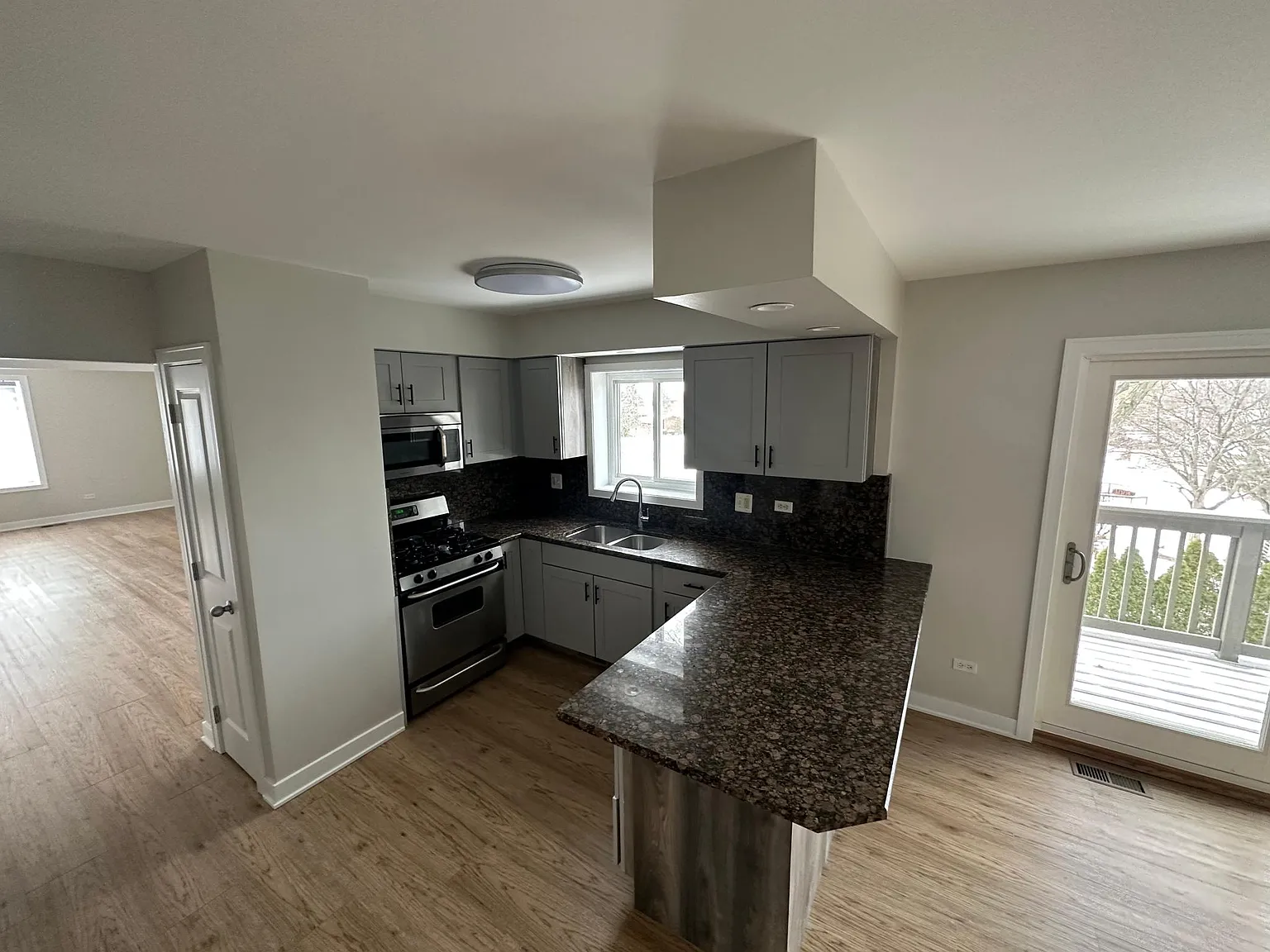 3 bed, 1400 sqft, $2,600 — Photo 3