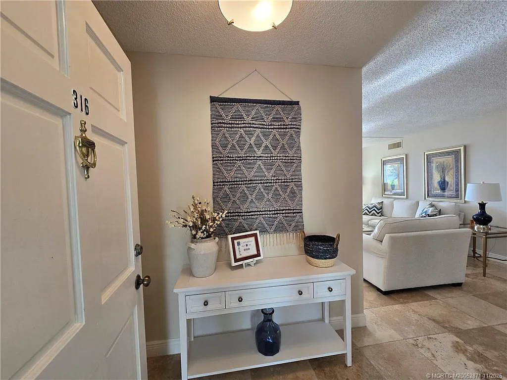 2 bed, 2.0 bath, 1912 sqft, $6,000 — Photo 4