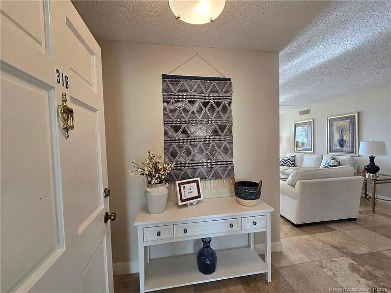 316 NE Edgewater Dr — Photo 4