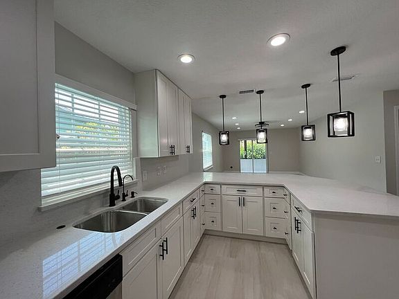 3rd image of 1304 Candlewyck Dr