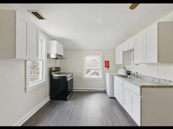 17 Lownds Dr, Windsor Locks, CT 06096