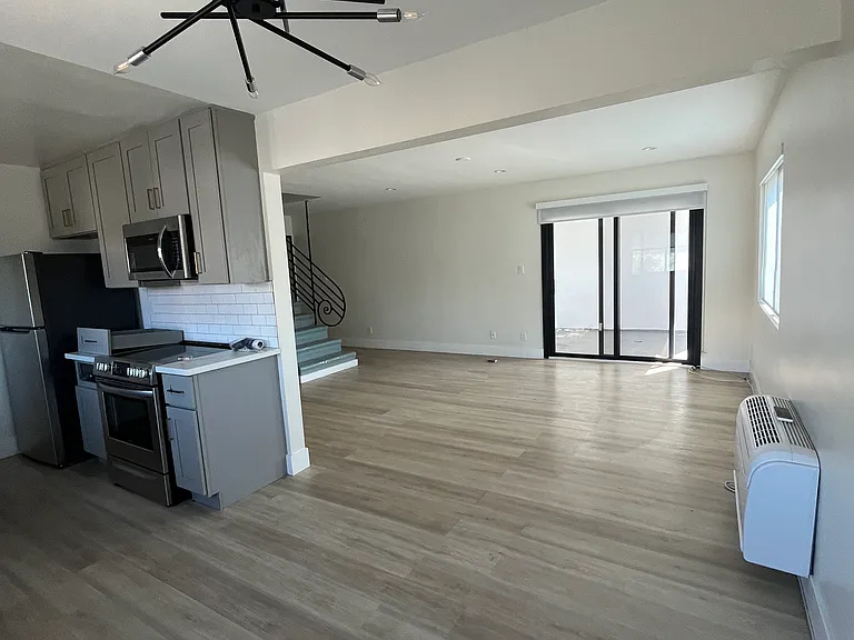 6958 Woodman Ave #6 — Photo 17