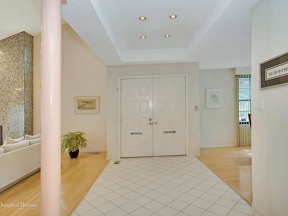 4th image of 261 Sparrow Dr