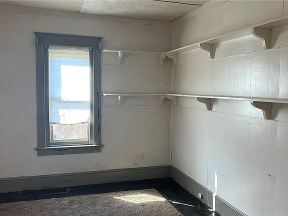 4th image of 246 Main St