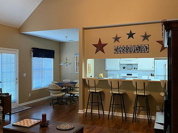 Eat In Kitchen/See Through