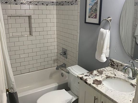 3rd image of 996 Amsterdam Ave NE APT 2