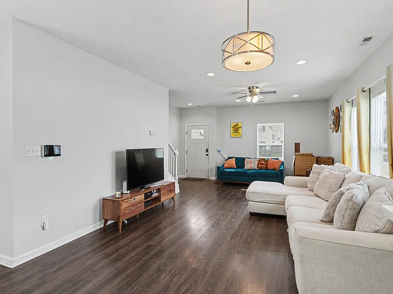 2700 Myrtle Ave — Photo 8