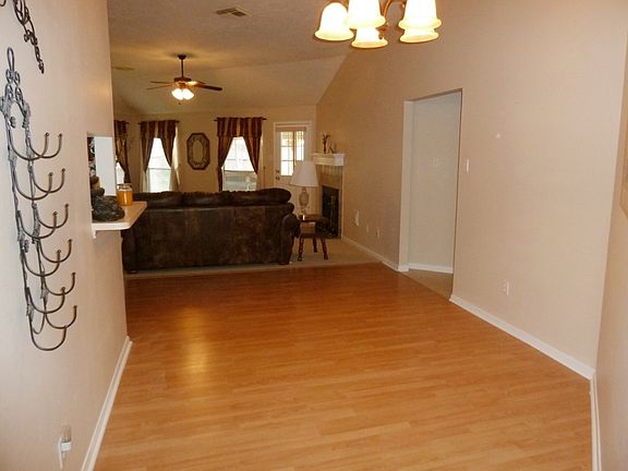 4th image of 2209 Lady Leslie Ln