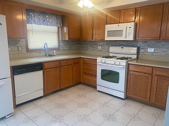 2nd image of 3433 Huntley Ter