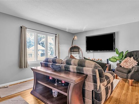 5th image of 11811 Belmont Ave