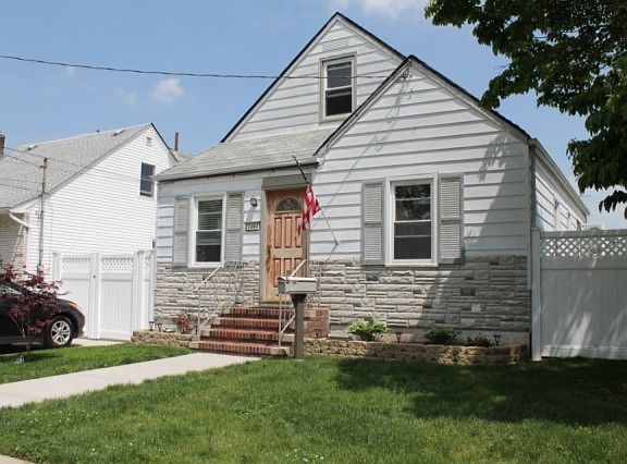 2nd image of 1494 Madison St
