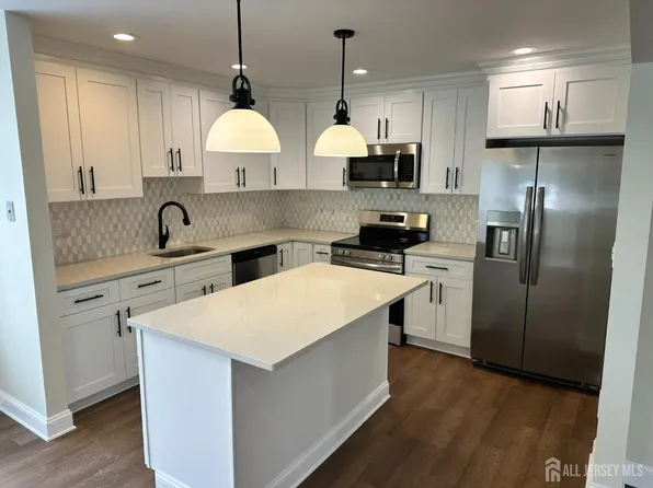 14 Dorchester Dr, Monroe Township, NJ 08831