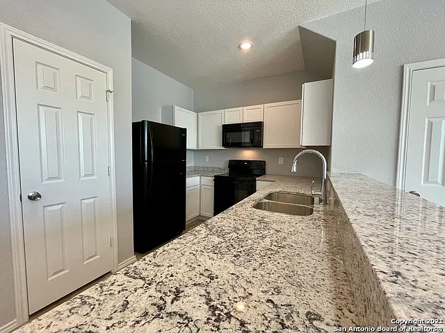 3 bed, 2.5 bath, 1325 sqft, $1,300 — Photo 3