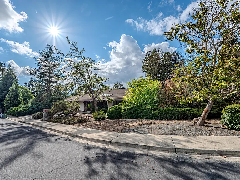 327 Clarkin Ct — Photo 4