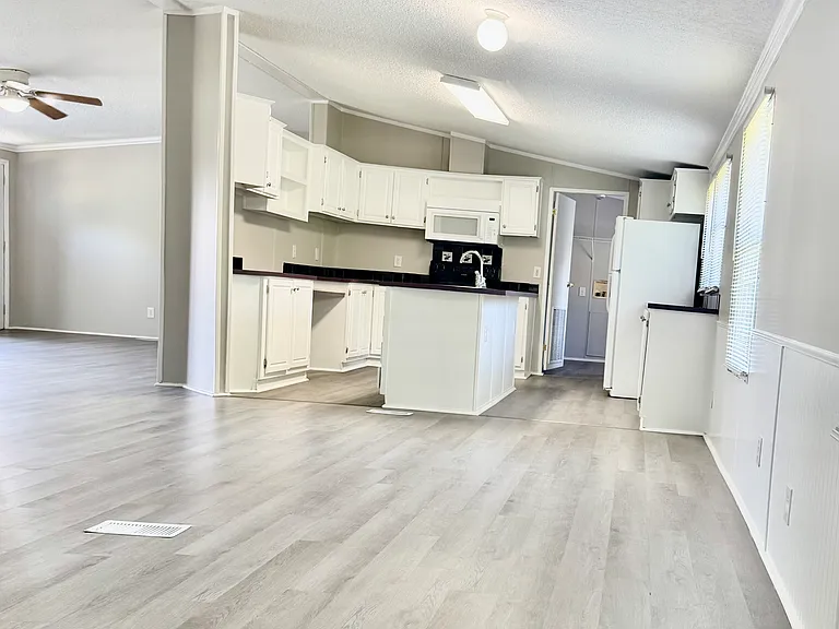 210 White Pine Dr — Photo 3