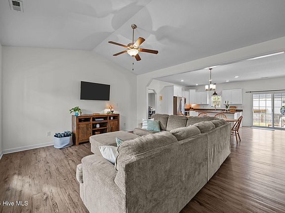 4th image of 836 Queens Creek Road