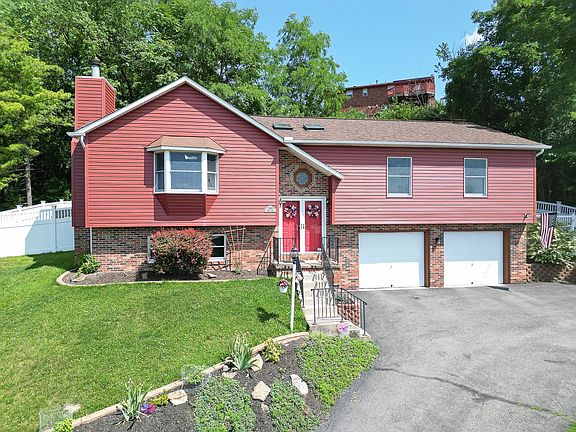 2nd image of 2883 Abbey Ln