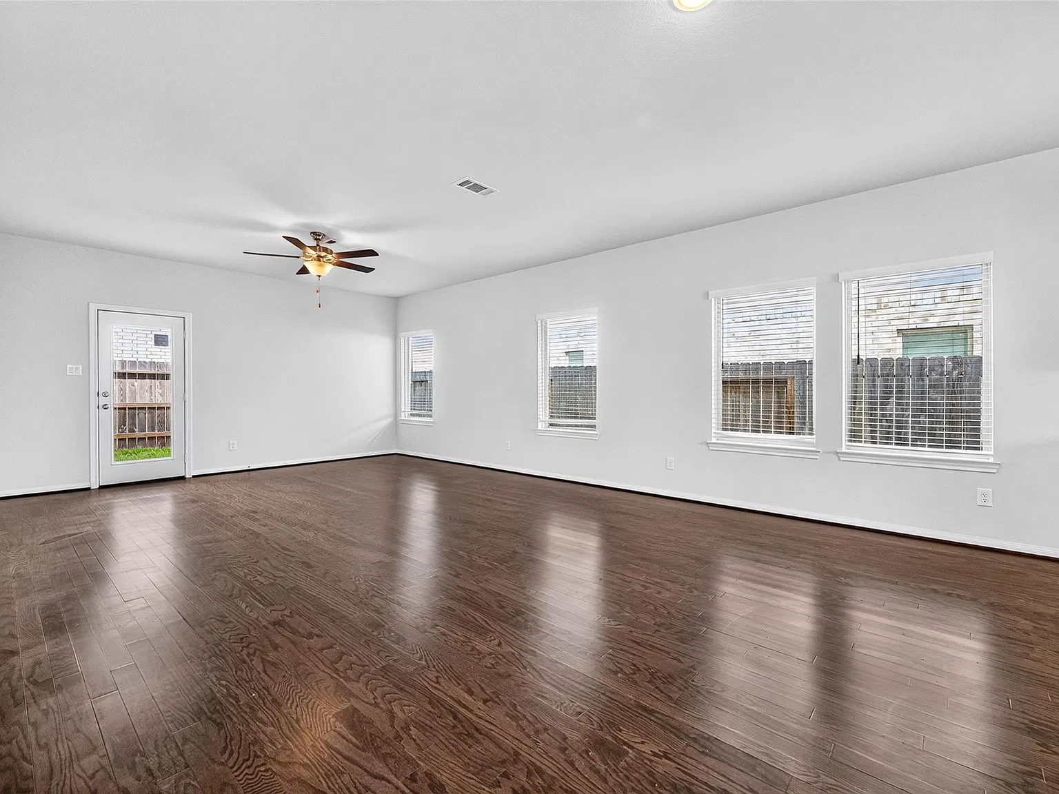 4 bed, 2.5 bath, 2248 sqft, $2,350 — Photo 3