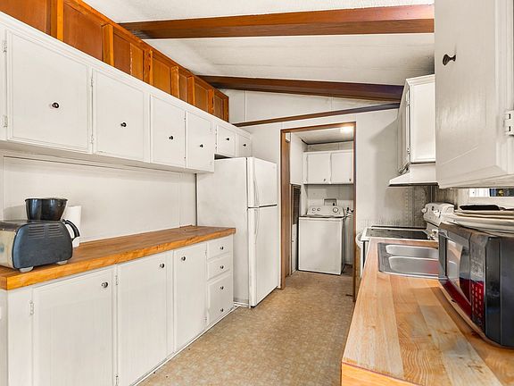 5th image of 24 Carol Cir