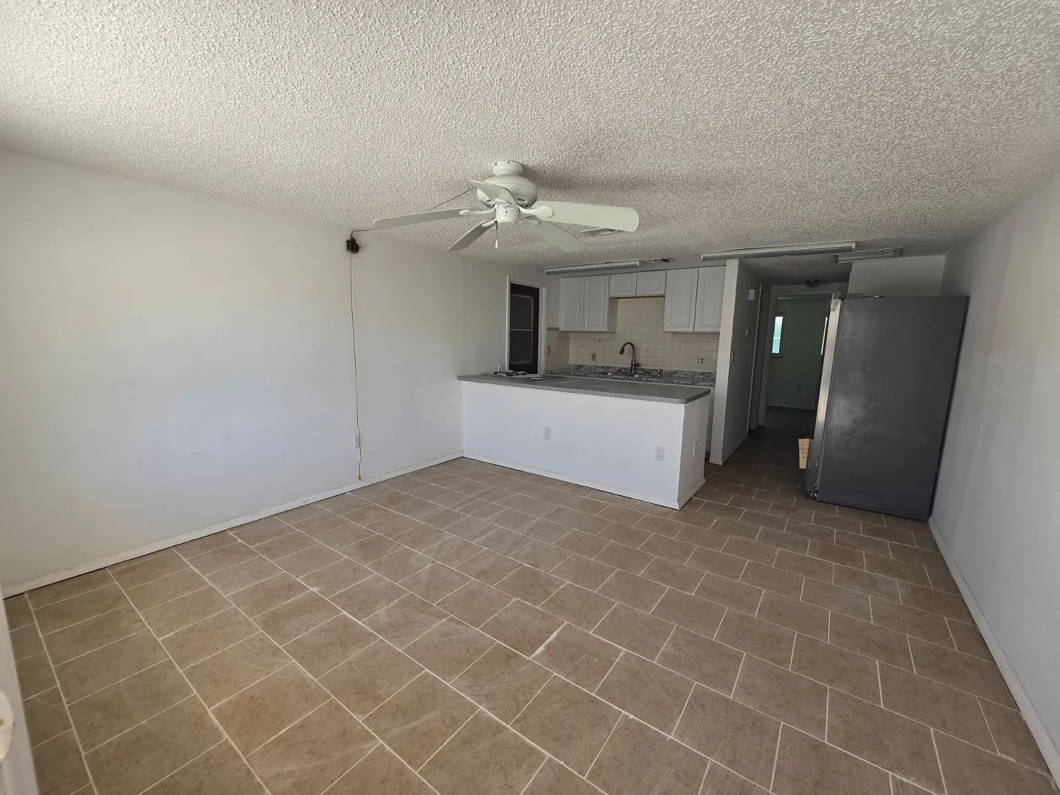 2 bed, 1.0 bath, 722 sqft, $950 — Photo 2