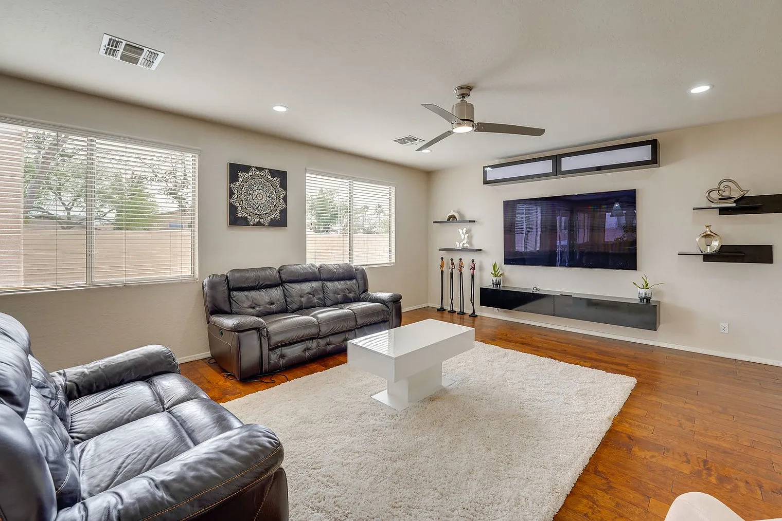 4 bed, 3.0 bath, 3089 sqft, $4,492 — Photo 2