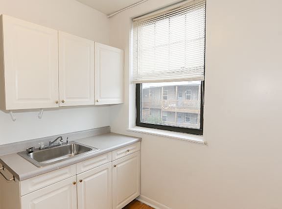 4th image of 630 W Cornelia Ave APT 2S