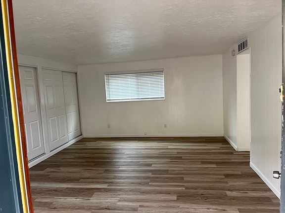 3rd image of 210 Seventeen Mile Dr APT C
