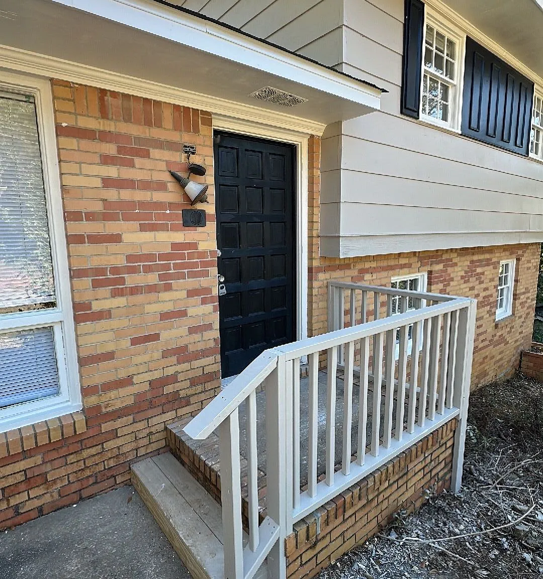 5 bed, 2.0 bath, 1355 sqft, $1,900 — Photo 1