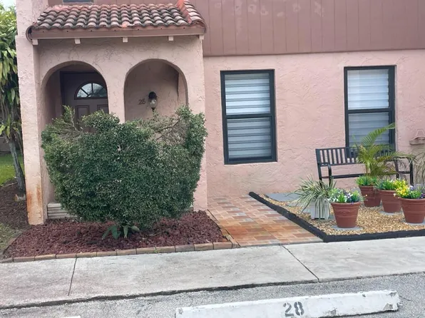28 Madrid Lane, Davie, FL 33324