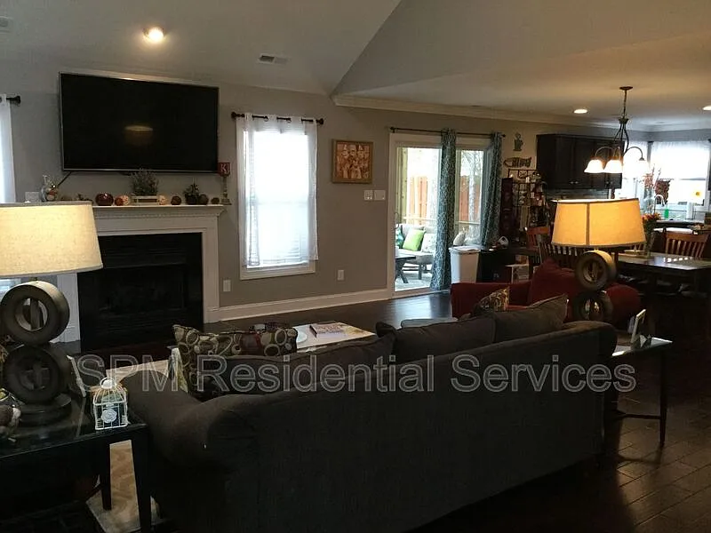 4 bed, 2.5 bath, 2217 sqft, $2,200 — Photo 4