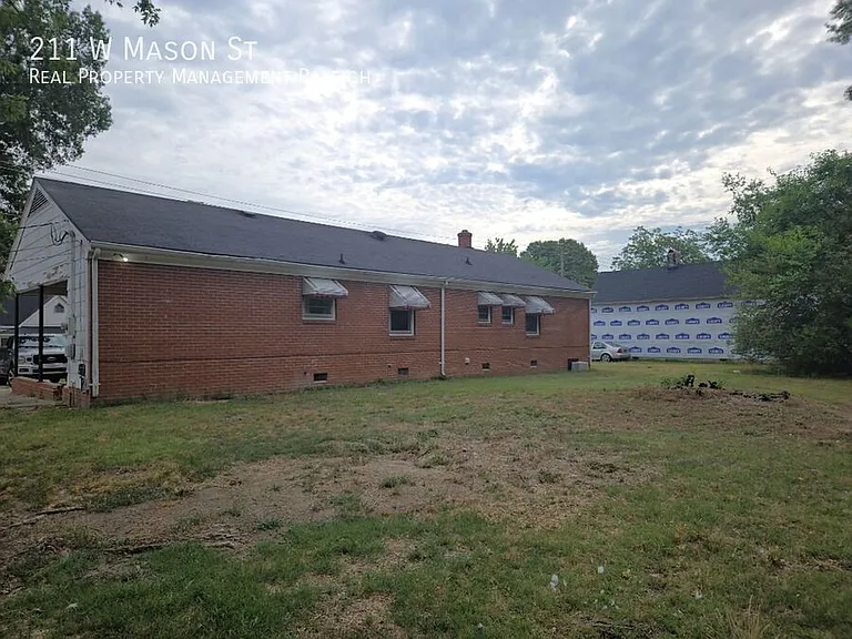 211 W Mason St — Photo 2