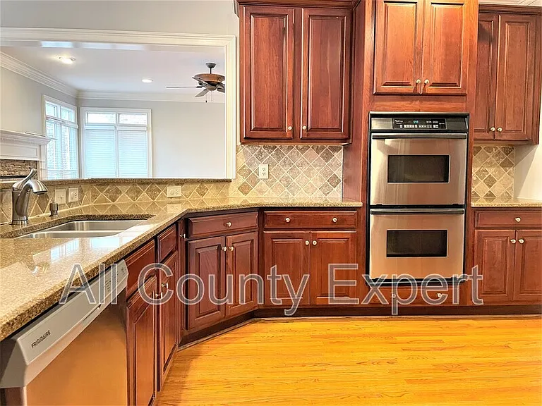 895 Lenox Ct NE — Photo 10