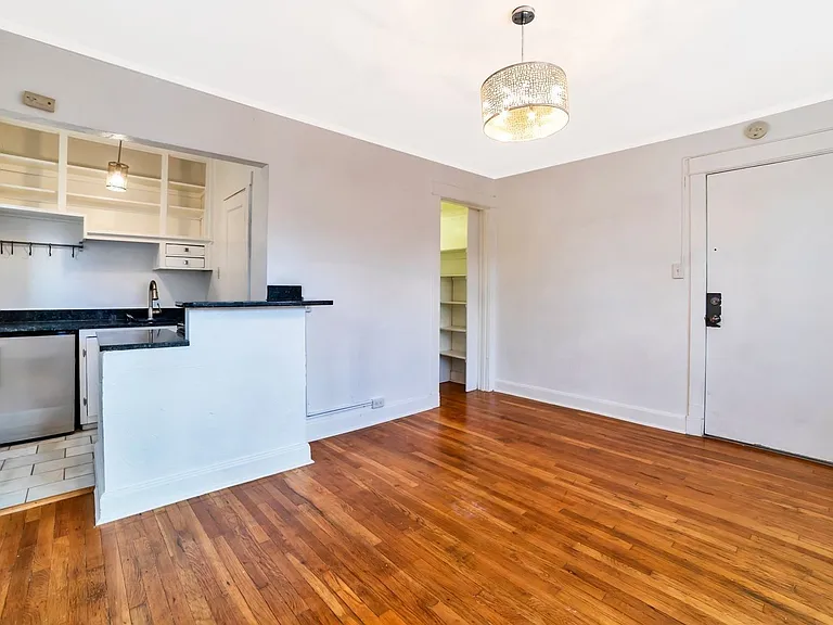 1226 N Marion St — Photo 1