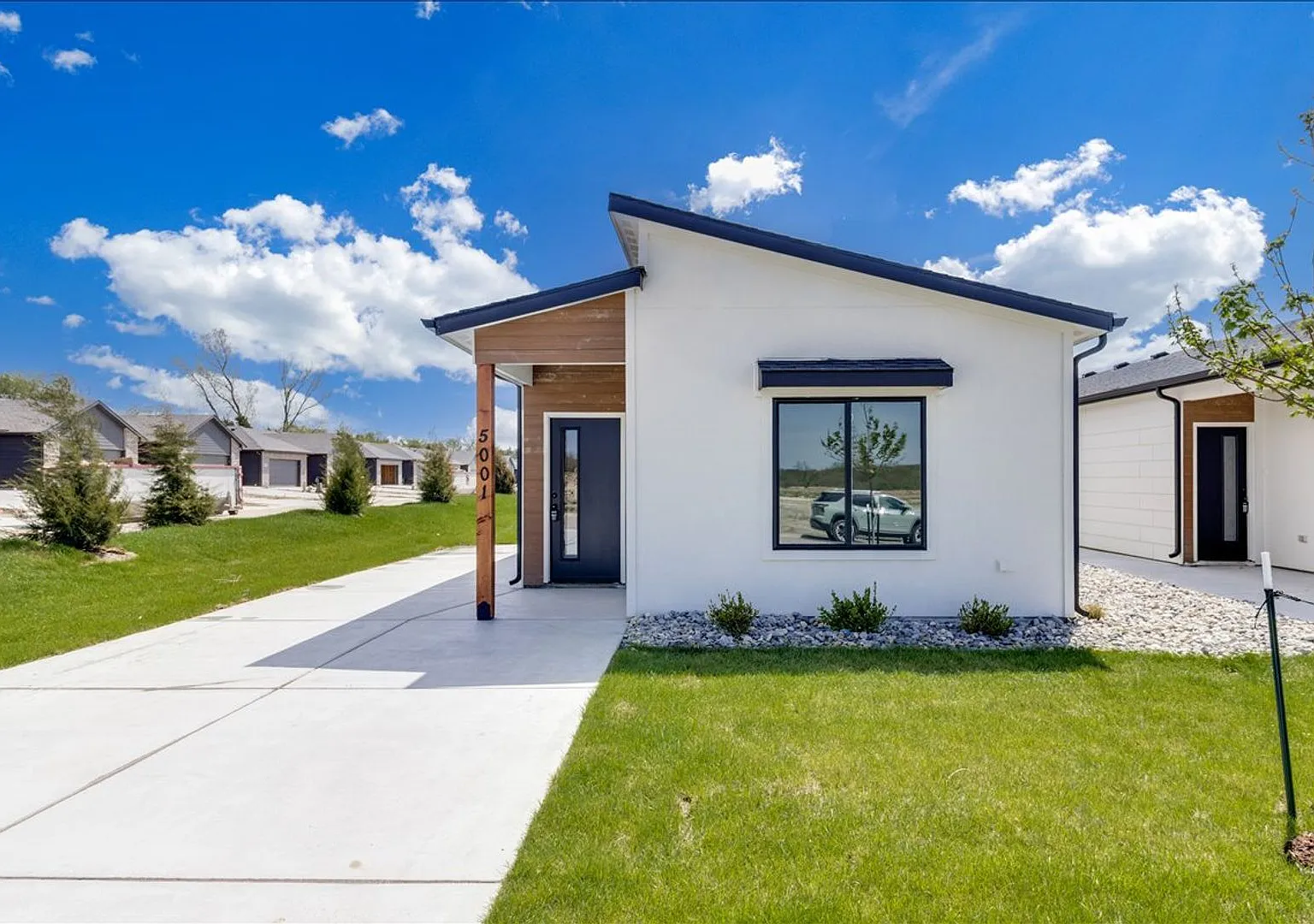 Beautiful Three Bedroom, Two Bathroom — Photo 2