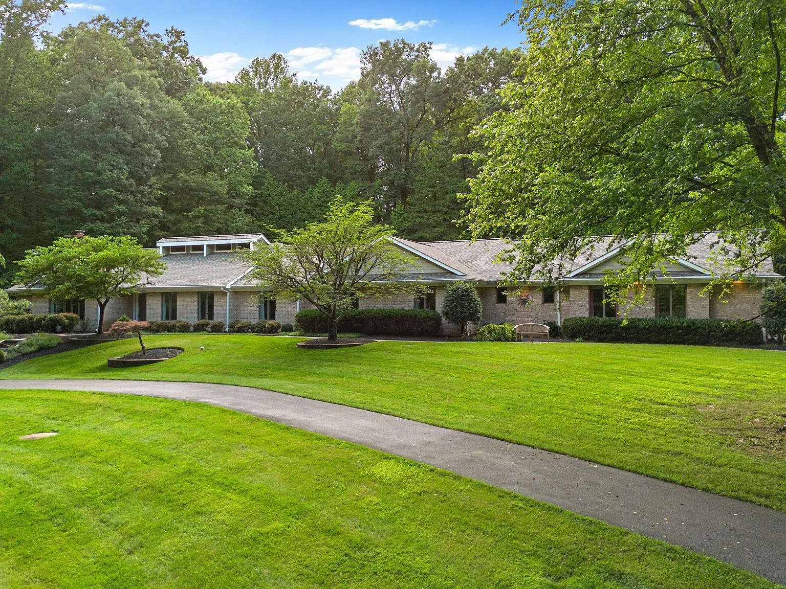 6 bed, 8.0 bath, 10045 sqft, $9,500 — Photo 2