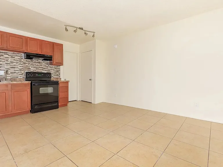 Los Vecinos Apartments — Photo 14