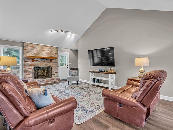 3rd image of 739 Hanover Ct