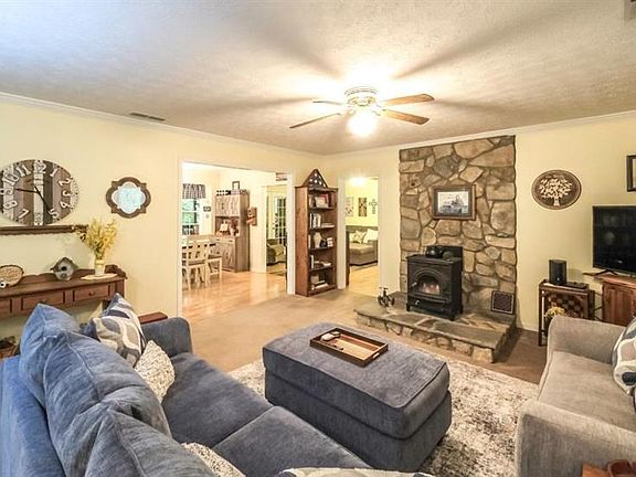 5th image of 712 Honeysuckle Ln