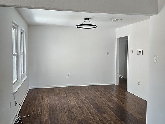 5th image of 1412 W Fairview Dr
