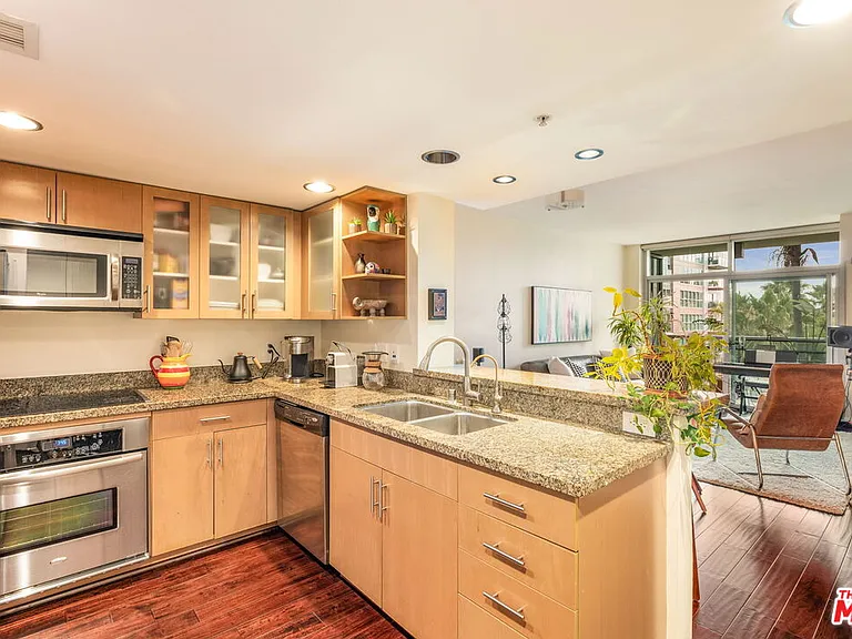 13700 Marina Pointe Dr #415 — Photo 8